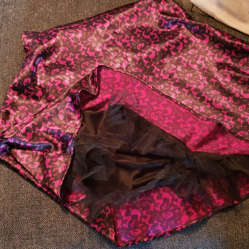 Beautiful purple dress with black lacey design - Picture 4 of 8